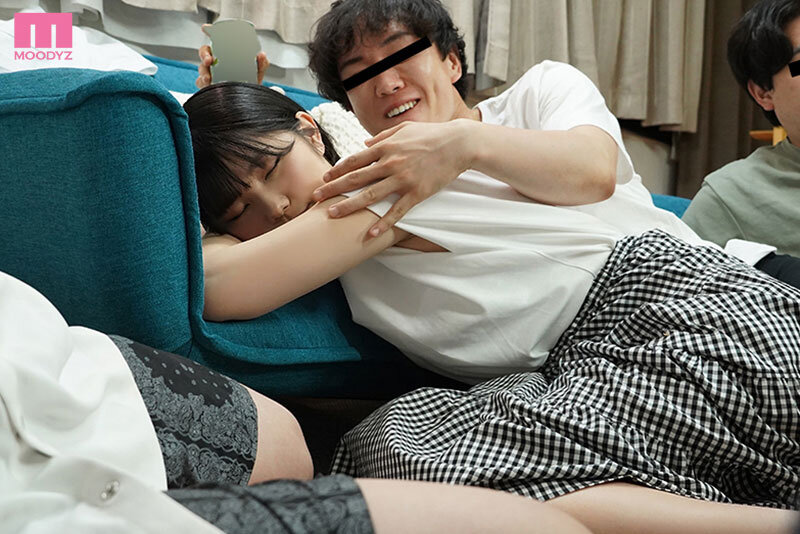 参加网球社迎新的「可爱巨乳女友」,玩太嗨...光滑美乳直接露出!