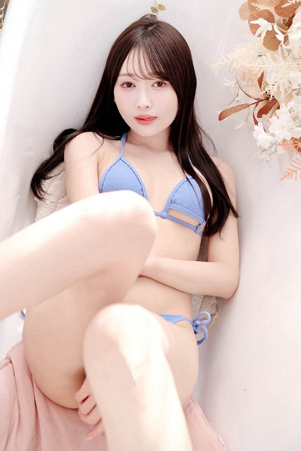 让美乳女前辈「每天用美腿丝袜帮我服务」，「超养眼黑丝视角」有够勾人！