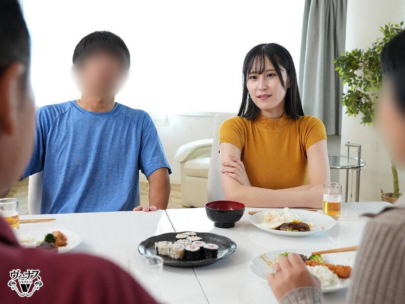 公司里最正的女同事揪我假扮男友！回老家探亲变「真枪实弹」