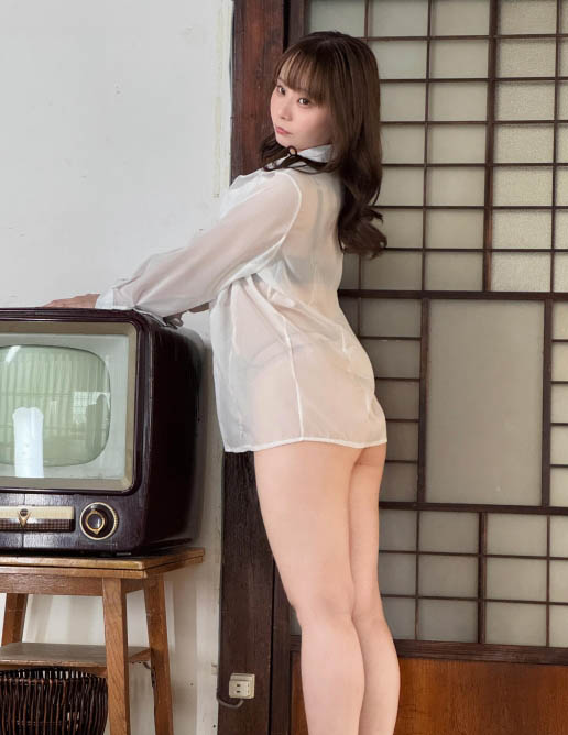看到心爱的「巨乳女友」被89们轮流中出到逆流，我居然勃起了！